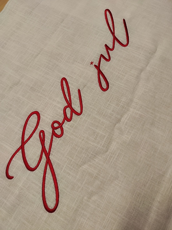 Punaisella langalla kirjailtu Gud jul -teksti