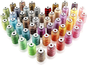 Sydämen muotoinen kuva värikkäistä langoista